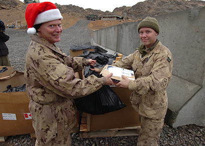 Des soldats recevant du courriel de Noël