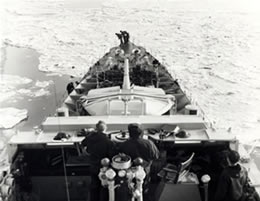 Le NCSM  Sioux dans un champ de glace lors d’une patrouille au large de la côte coréenne, en 1952.