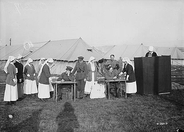 Des infirmières militaires votent pendant la Première Guerre mondiale.