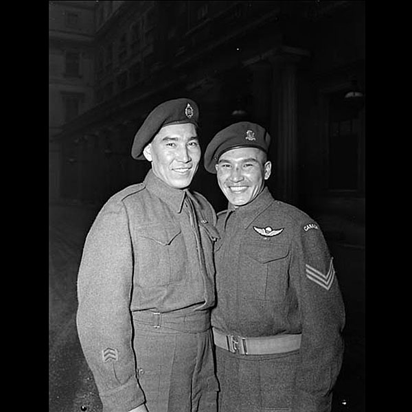 Le Sergent Tommy Prince (à droite) et son frère, le Soldat Morris Prince.
