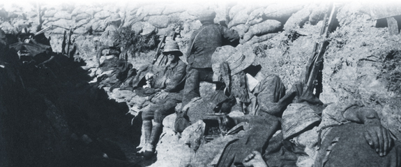 Des membres du Newfoundland Regiment dans leurs tranchées à Gallipoli