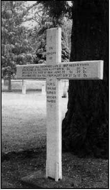 une croix de bois blanche commémorant quatre matelots du HMS Zealous