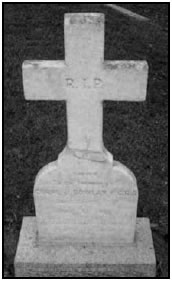 la pierre tombale en forme de croix du caporal John Bowlan