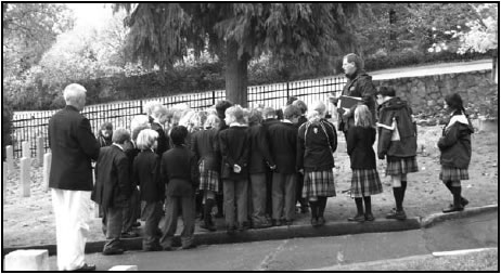 Un groupe d'écoliers visite le cimetière God's Acre.