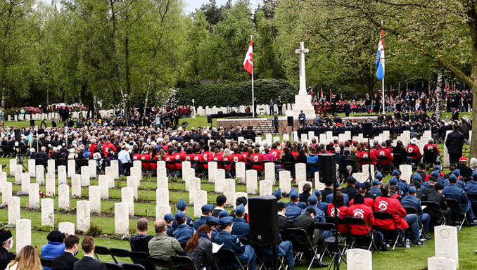 Cérémonie commémorative au cimetière de guerre canadien de Groesbeek