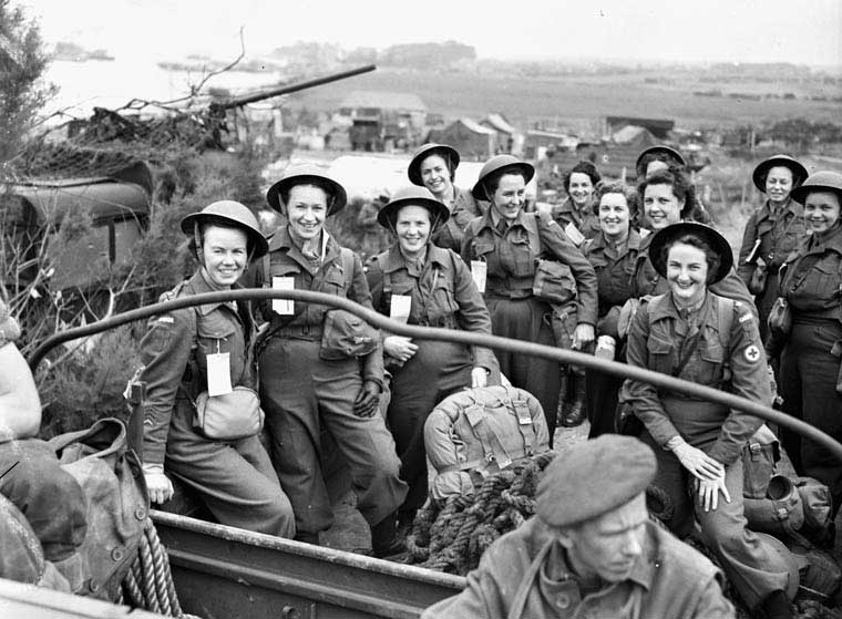 Des infirmières militaires  canadiennes arrivent en France durant la bataille de Normandie en juillet 1944.