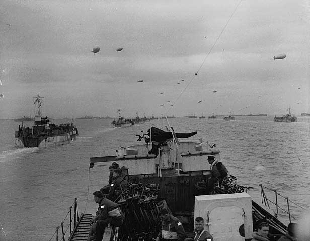 Des péniches de débarquement  sur la Manche transportent des soldats canadiens vers la plage Juno lors du  jour J.