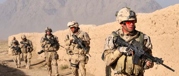 Des soldats du groupement tactique du Royal Canadian Regiment en patrouille dans le district de Panjwai dans la province de Kandahar.