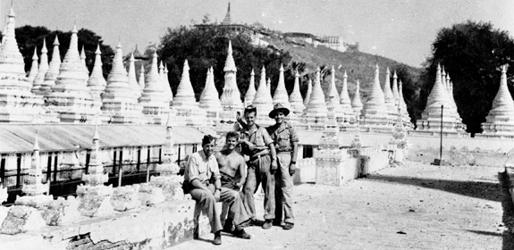 Soldats canadiens en visite à la Place des Mille Pagodes près de Mandalay, en Birmanie, en 1945