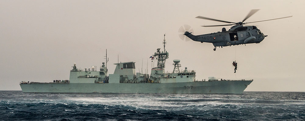 NCSM Fredericton et un hélicoptère canadien dans la mer Méditerranée en 2016.