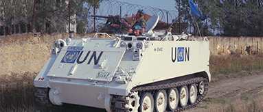 Des gardiens de la paix canadiens dans un véhicule blindé lors d'une patrouille à Chypre. 