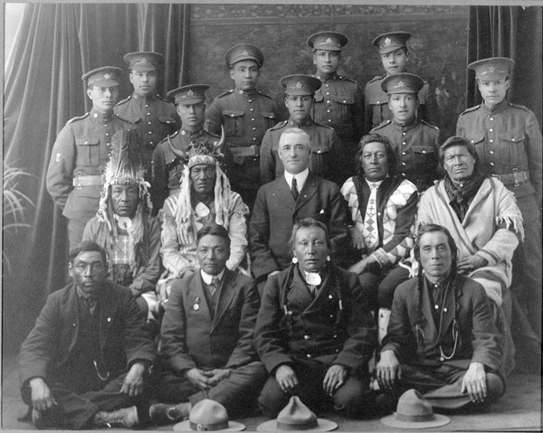 Soldats autochtones et Aînés d'une collectivité des Premières Nations de la Saskatchewan au cours de la Première Guerre mondiale.