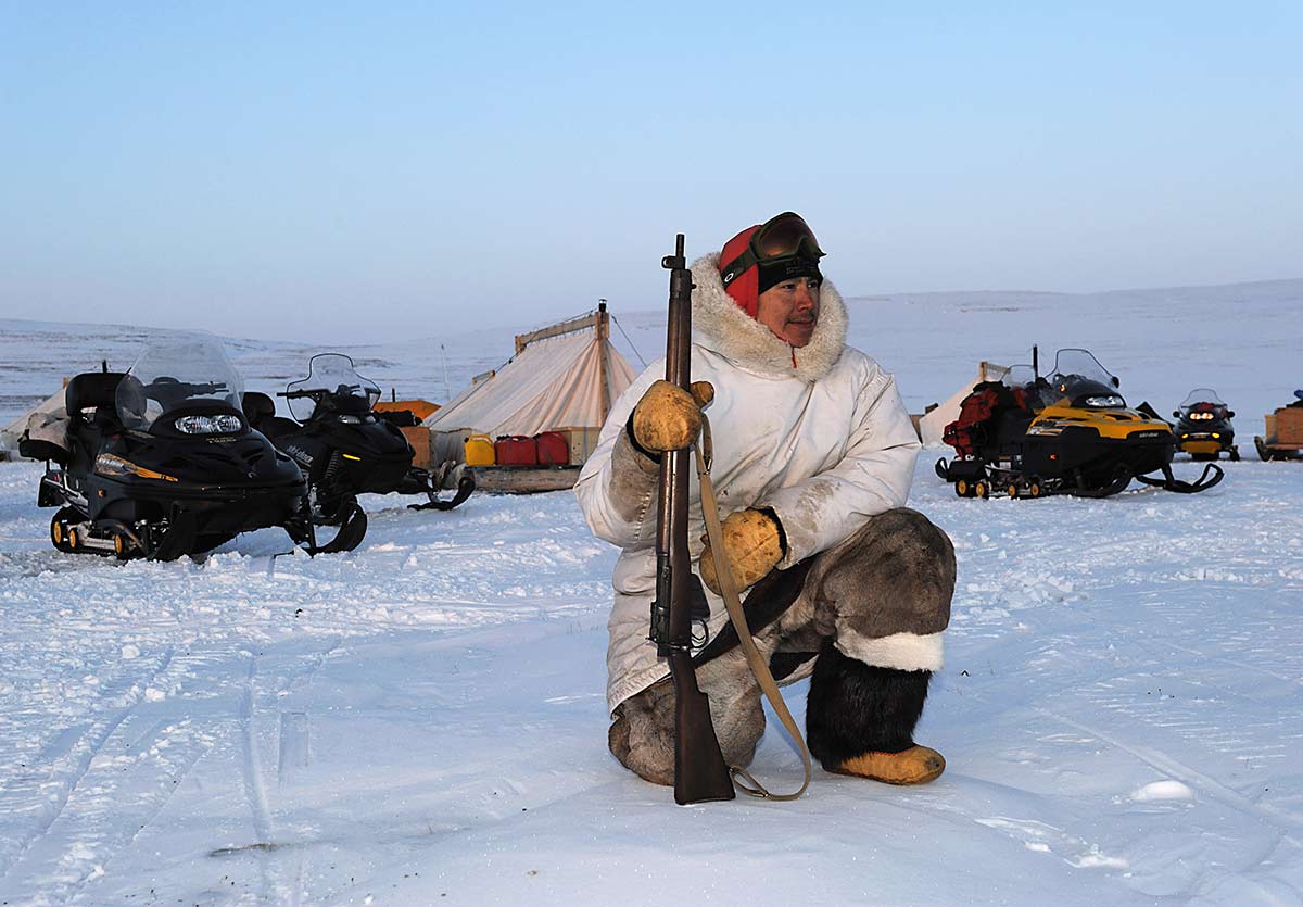 Un Ranger canadien lors d'une patrouille au Nunavut en 2012.