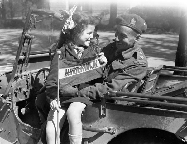 Canadian soldier and a little Dutch girl