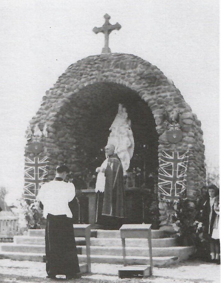 Bénédiction du monument commémoratif, Rev Jon A. MacDonald. Le 5 octobre 1947.