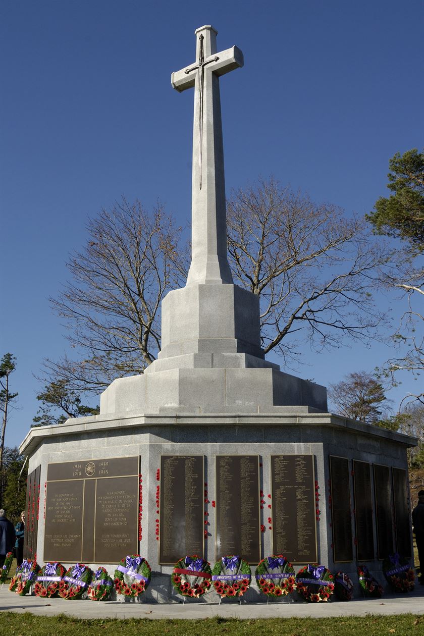 La Croix du Sacrifice du monument commémoratif (des marins) de Halifax ornée de coquelicots après la cérémonie du jour du Souvenir. 