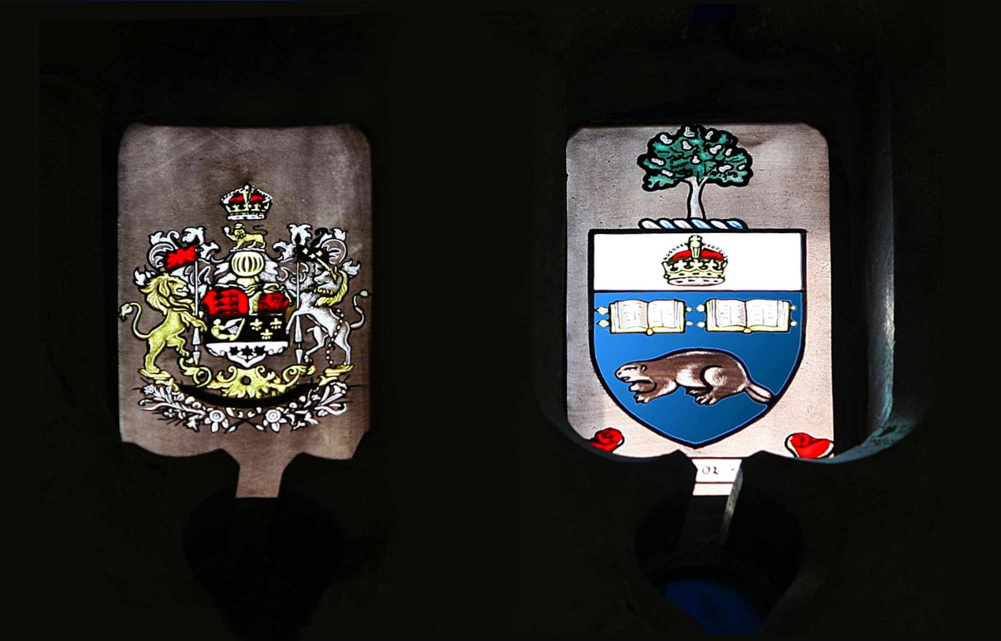 Détail du vitrail commémoratif – armoiries du Canada et insigne de l’Université de Toronto