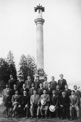 Monument commémoratif de guerre des Canadiens d’origine japonaise avec une couronne, groupe de personnes dont Tadasu Ide et Kochiro Sanmiya – président de la Canadian Japanese Association, vers 1920.