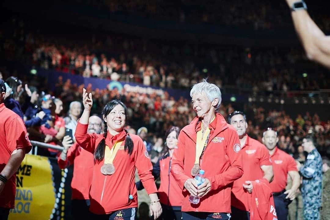 Naomi Fong portant ses deux médailles de bronze aux Jeux Invictus 2018