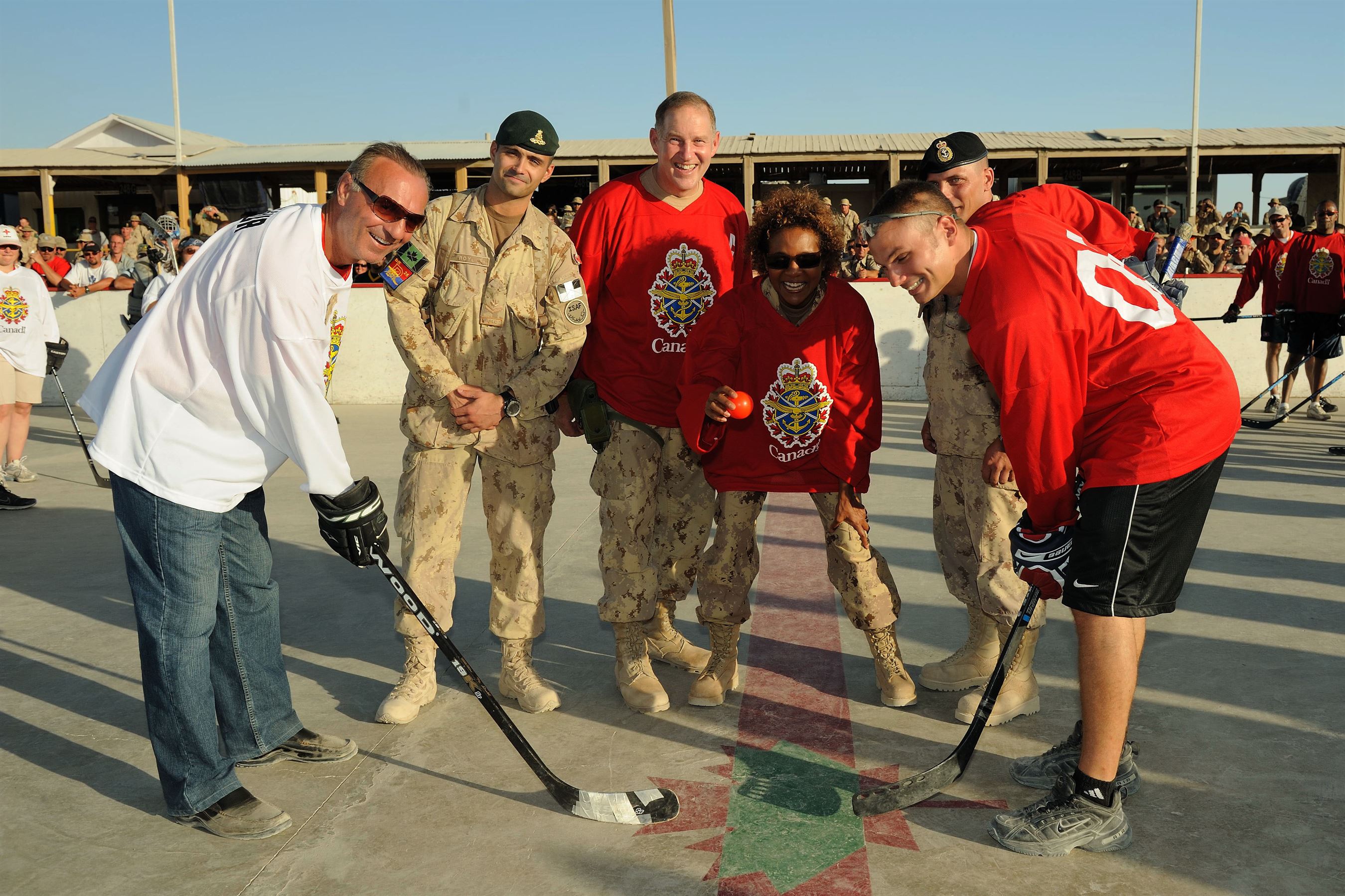 Mise au jeu protocolaire lors de la partie de hockey-balle d’Équipe-Canada en Afghanistan