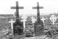 Pierres tombales de deux officiers des Canadian Railway Troops qui ont perdu la vie pendant qu'ils travaillaient à la construction du chemin de fer à la crête de Vimy, août 1917.