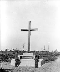 Monument à la mémoire des soldats d'une division canadienne qui ont péri à la crête de Vimy, à la ferme La Folie. Il porte l'inscription « 3e Division canadienne ».