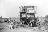 Le Service des pigeons de Sa Majesté. La maison mobile des oiseaux derrière la ligne, Novembre 1917.