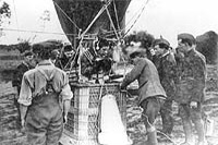 L’observateur à bord d’un ballon cerf-volant teste le téléphone avant l’ascension, Septembre 1916.