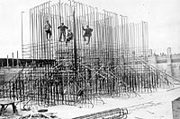 Ouvriers sur l'armature d'acier des pylônes de béton centraux du Monument commémoratif du Canada à Vimy.