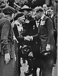 Sa Majesté le Roi Édouard VIII accueillant Mme Wood.