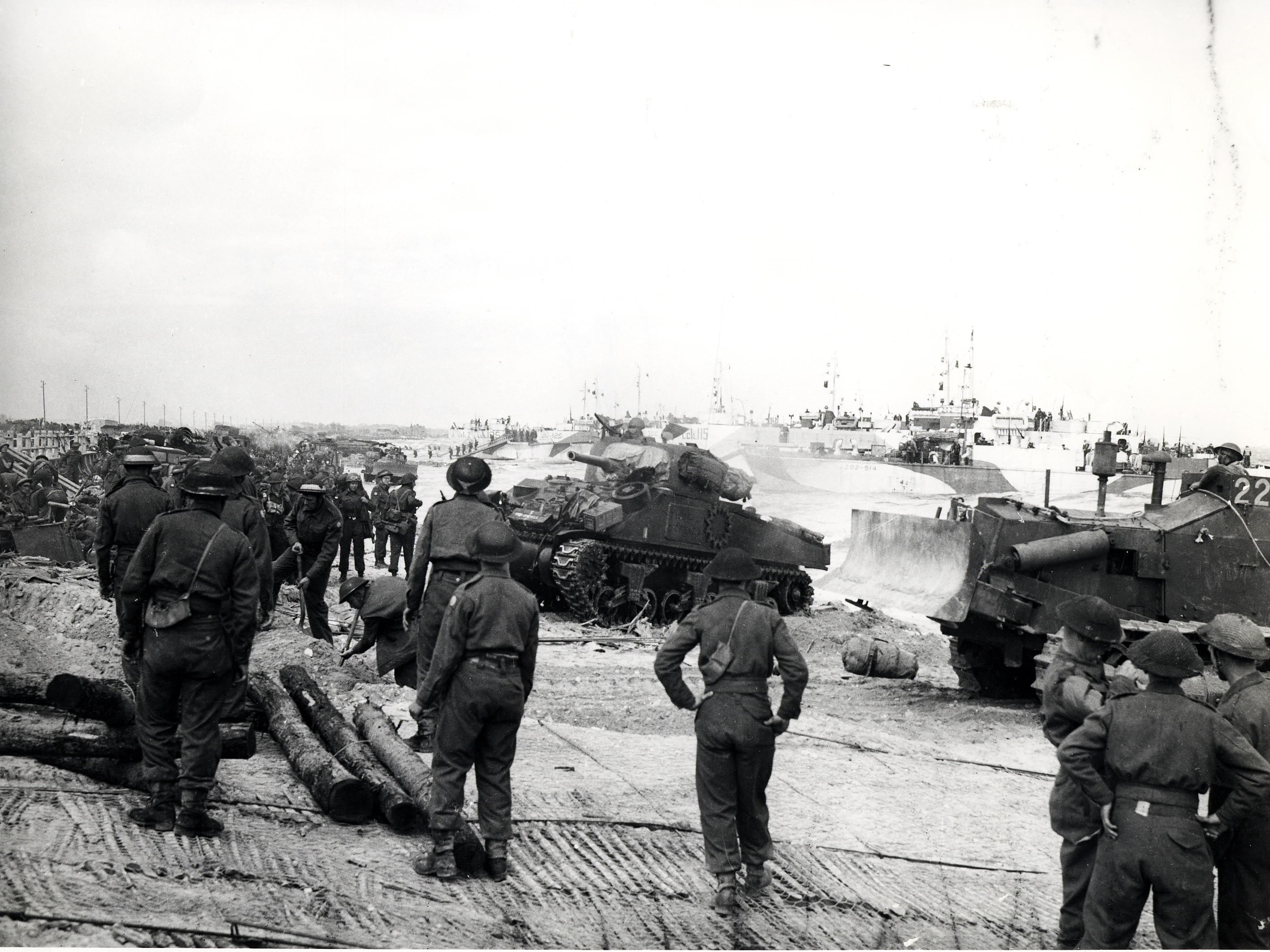 Des soldats canadiens et des chars d’assaut débarquent à Courseulles-sur-Mer, en France, le 6 juin 1944. Photo : Bibliothèque et Archives Canada PA-128791