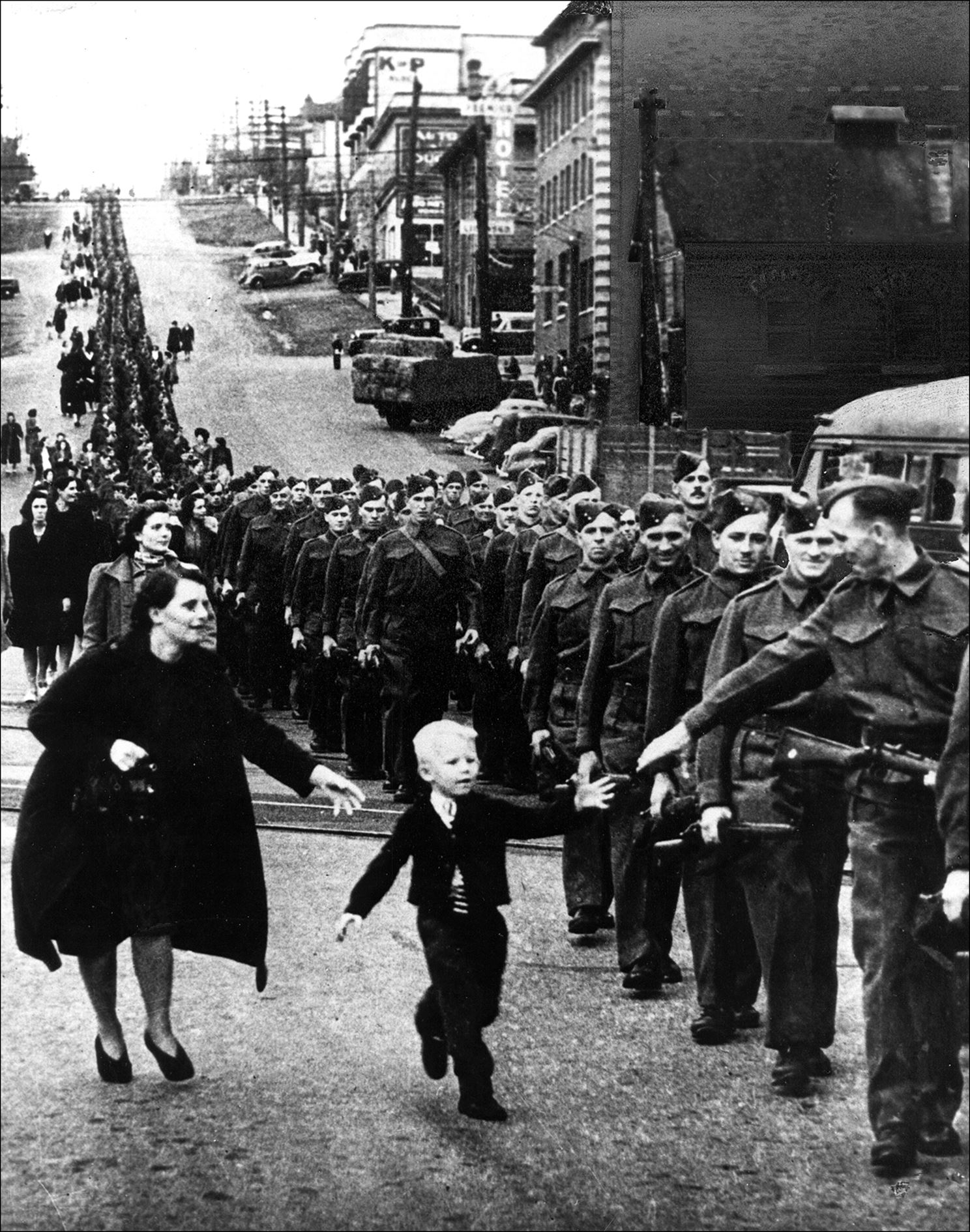 Le soldat Jack Bernard, du British Columbia Regiment (Duke of Connaught's Own Rifles) dit au revoir à Warren, son fils de 5 ans. 1940.