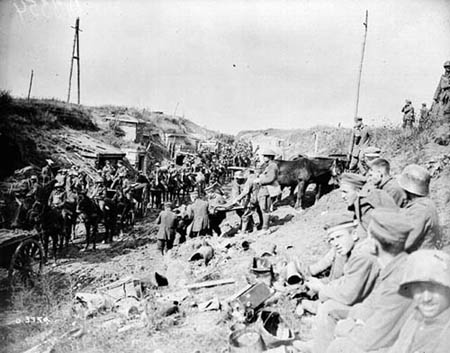 Soldats canadiens avançant vers Cambrai. Photo : Bibliothèque et Archives Canada/PA-003247