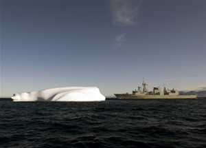 Le NCSM  Toronto dans l'Arctique.