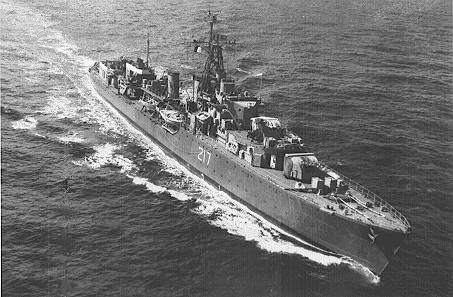 Vue aérienne d'un navire militaire.