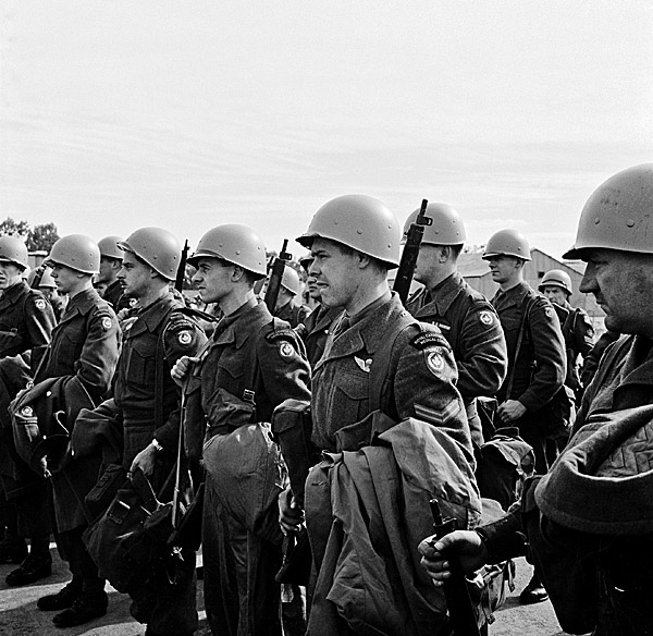 Soldats canadiens arrivant en Égypte en 1956.