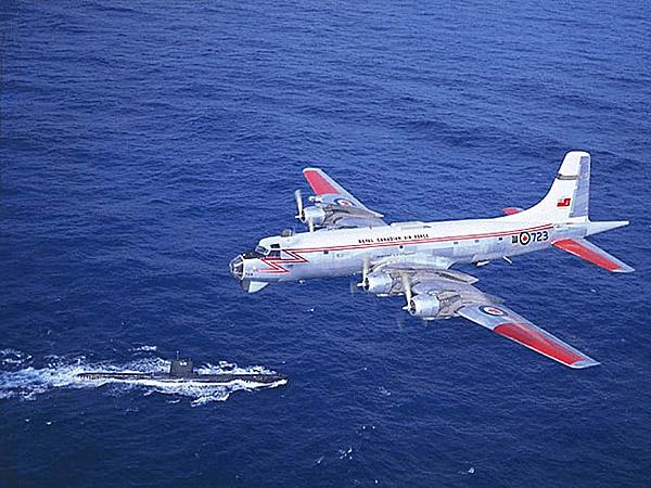 Avion de patrouille Argus et sous-marin des Forces canadiennes.