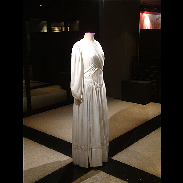 Robe de mariée en toile de parachute exposée au musée du Mémorial de Caen, en France.