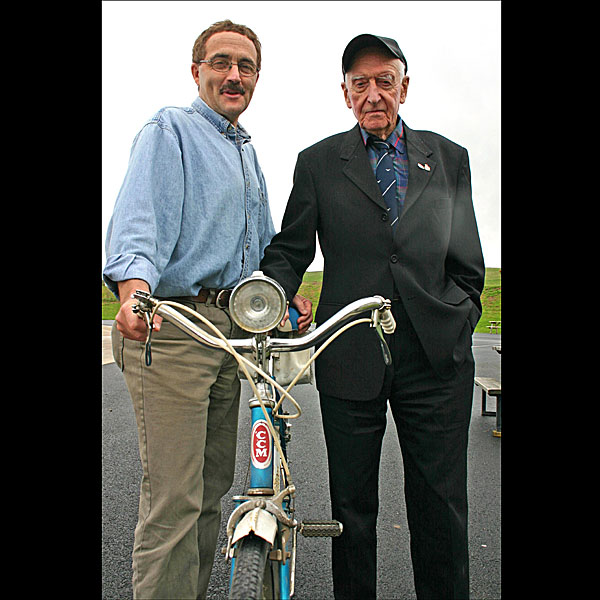 MM. Hughes et Morrison avant leur voyage de 2005.