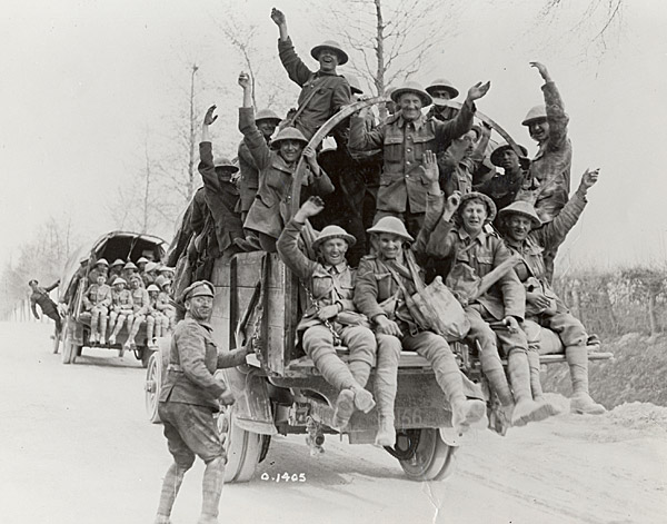 Soldats canadiens au retour de la crête de Vimy.