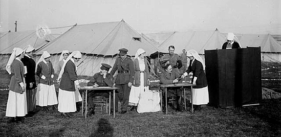 Des infirmières militaires canadiennes à un hôpital en France votent pour l'élection fédérale canadienne