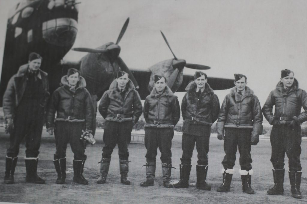 Davy Conter de la Nouvelle-Écosse (au centre) pose avec son équipage de bombardiers pendant la Seconde Guerre mondiale. Photo gracieuseté du Dr Howard Conter