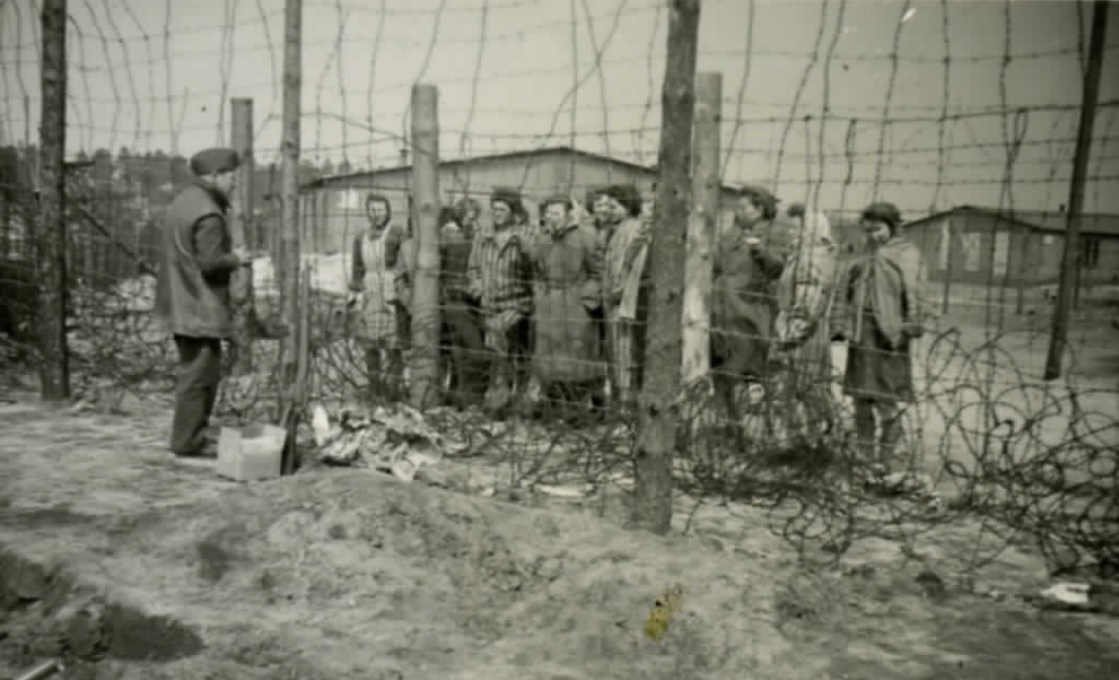 Michael « Moe » Resin discute avec des prisonniers à Bergen-Belsen après la libération du camp en 1945. Photo : Los Angeles Museum of the Holocaust