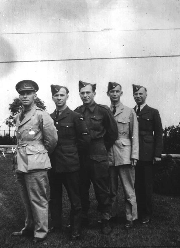 Les frères Olfman en uniforme pendant la Seconde Guerre mondiale (de gauche à droite) : Abraham, Jack, Solomon, Maurice et Hymie). Photo : Réseau du patrimoine juif canadien