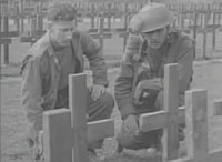 Deux soldats dans un cimetière de guerre aux Pays-Bas