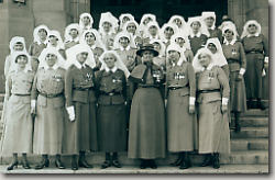 Photographie des infirmières lors du dévoilement du Monument