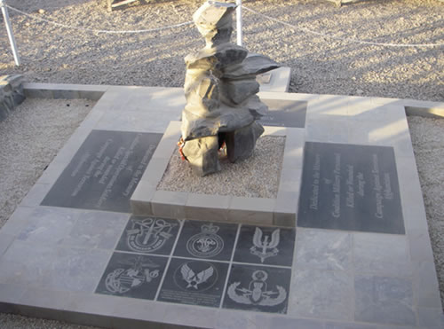 Inuksuk posé sur des plaques commémoratives