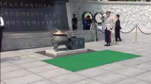 B-roll : Cérémonie traditionnelle de dispersion des cendres au cimetière national à Séoul