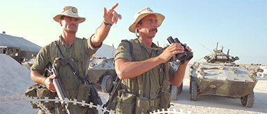 Des soldats du Royal Canadian Regiment en patrouille au Qatar