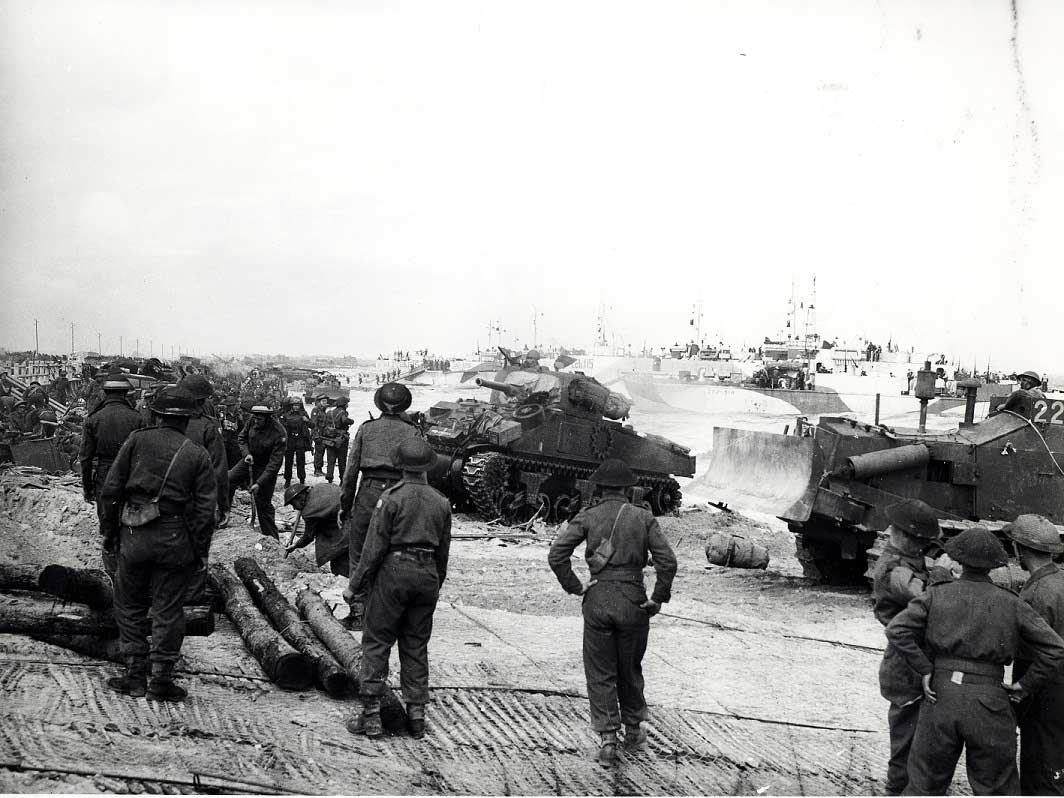 Des soldats et des chars d’assaut canadiens arrivent en Courseulles-sur-Mer,  en France, le 6 juin 1944.
